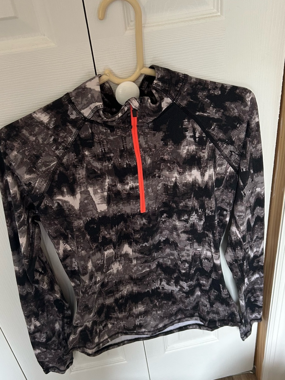 Forever 21 Black and Gray Abstract Active long sleeve